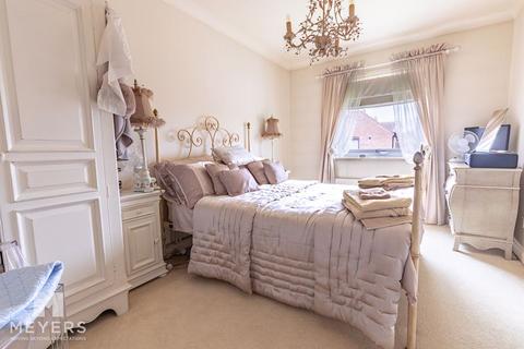 7 Willow Mead, Bournemouth, BH8 0AF