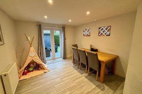 50 Bishops Way, Egham, TW20 8EN