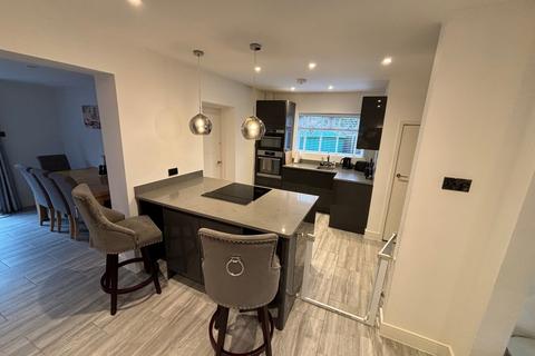 50 Bishops Way, Egham, TW20 8EN