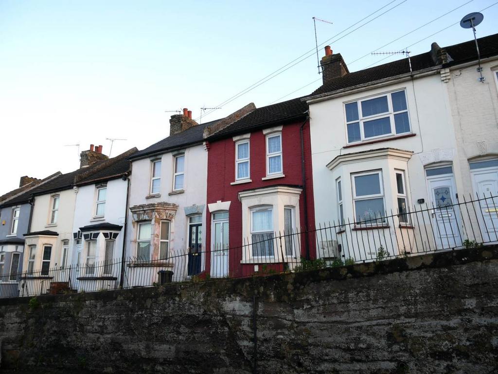 Magpie Hall Road, Chatham, Kent 3 bed house £1,250 pcm (£288 pw)