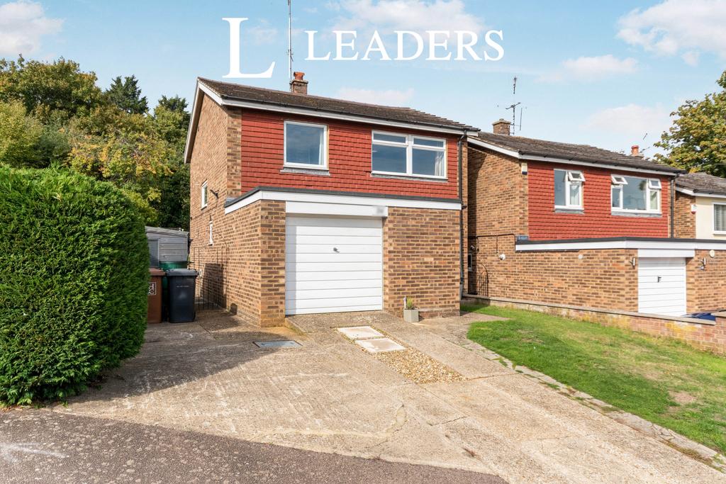Foster Drive, Hitchin, SG4 9EH 3 bed detached house to rent £2,000