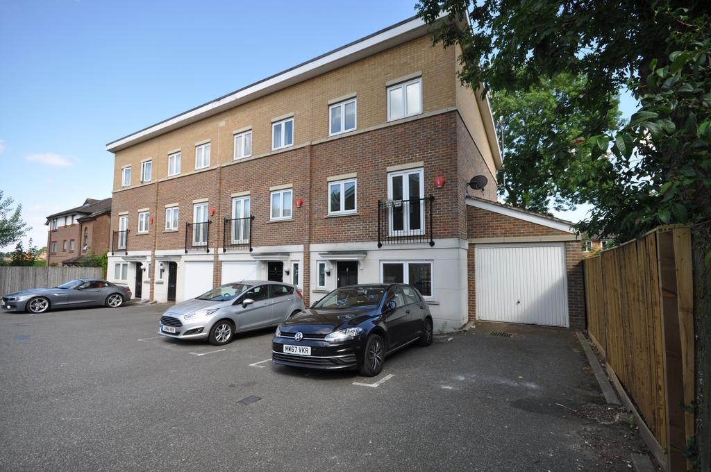 Melia Close, Watford, WD25 9PH 4 bed townhouse to rent £2,200 pcm (£