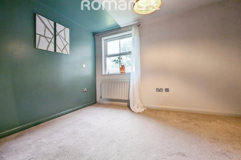 2 bedroom flat to rent, Shrubbery Close