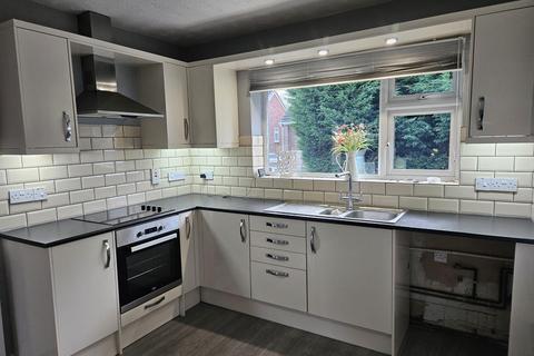 2 bedroom flat to rent, Grovelands Crescent, WV10