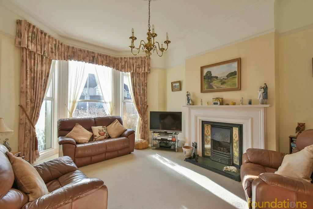 Woodville Road, BexhillonSea, TN39 2 bed ground floor flat for sale