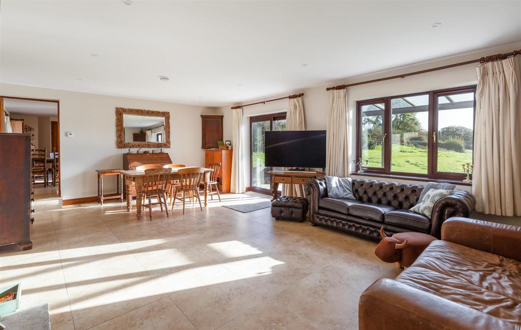 Swallow - Sitting Room/Dining Area