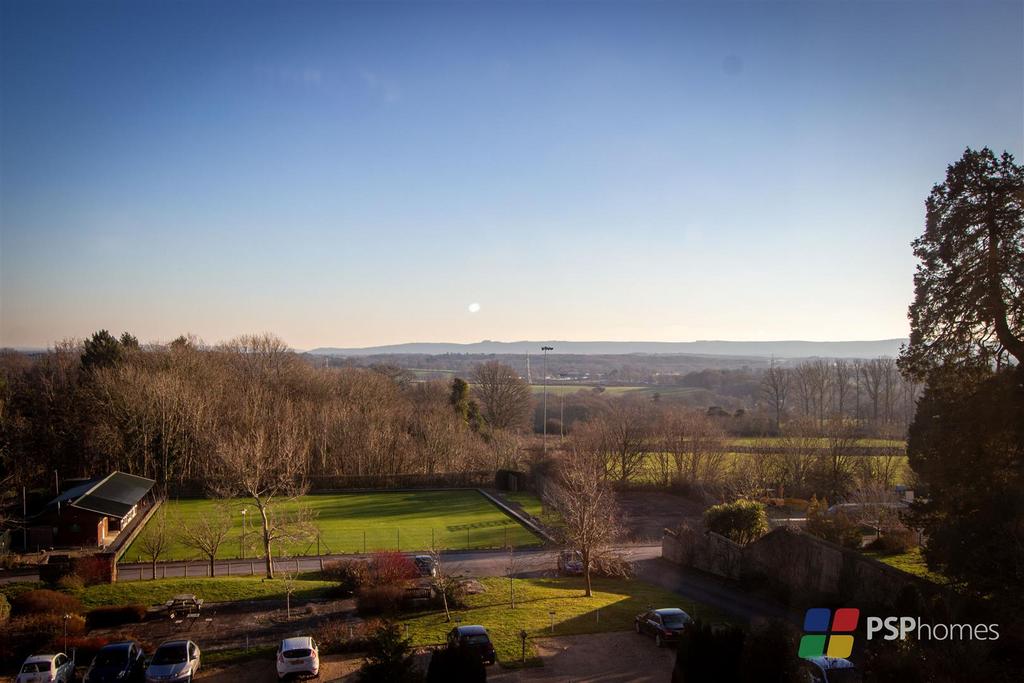 Southdowns Park, Haywards Heath 2 bed flat for sale £265,000