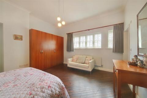 2 bedroom flat for sale, The Birches Azalea Close, St. Albans AL2