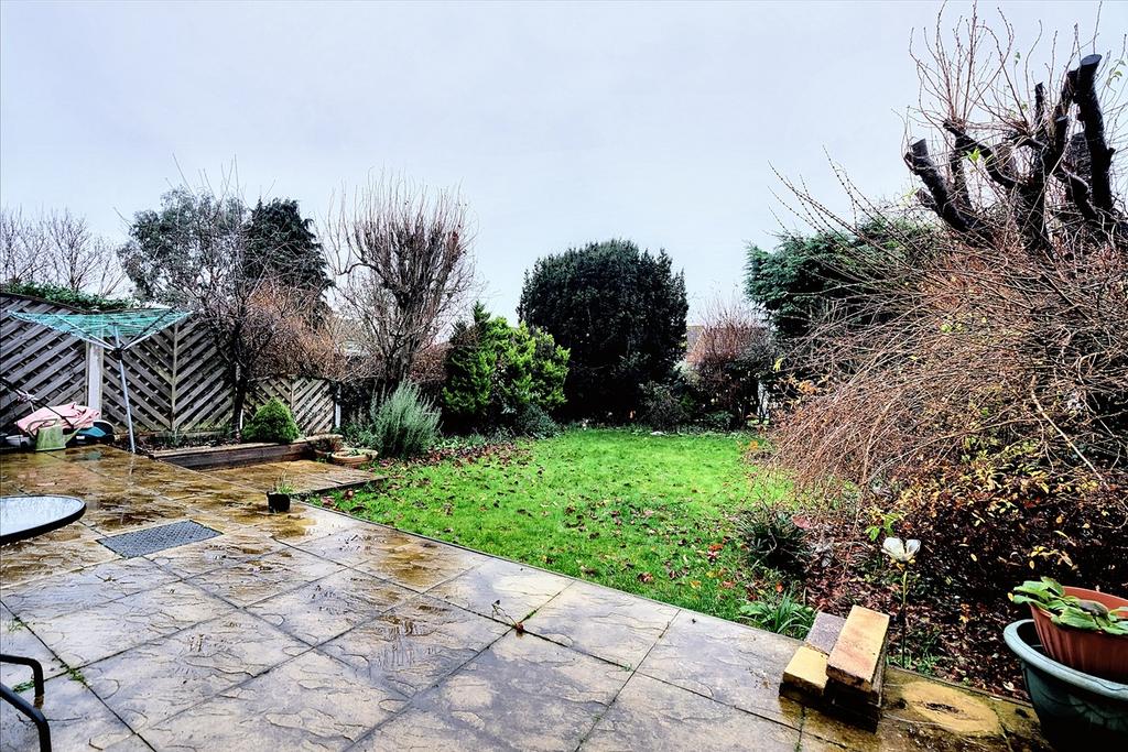 Longmead Avenue, Chelmsford CM2 3 bed link detached house for sale £