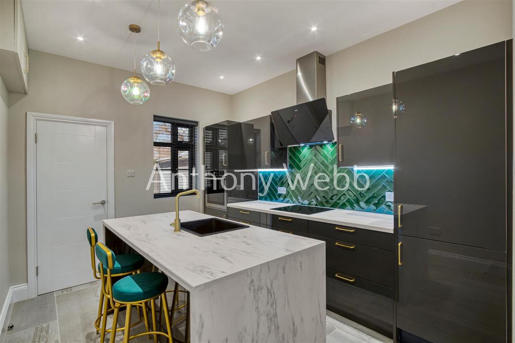 Russell Road, Palmers Green, N13 1 bed flat for sale £385,000