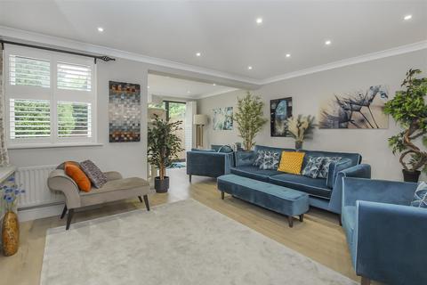 1 Barneby Close, Twickenham, TW2 6RR