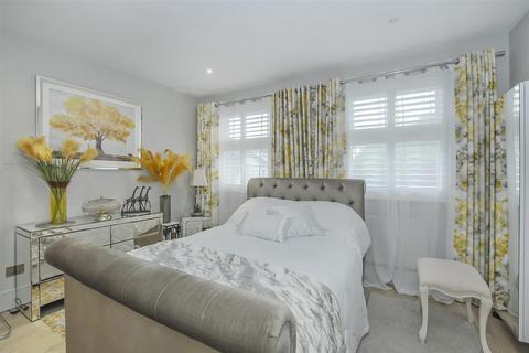 1 Barneby Close, Twickenham, TW2 6RR