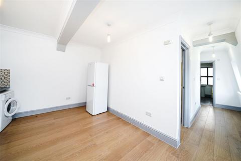 2 bedroom flat to rent, Priory Avenue, Walthamstow