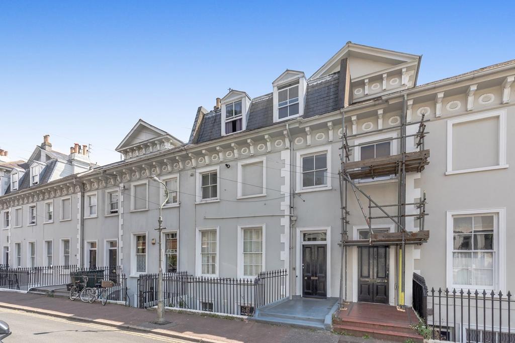 Park Crescent, Brighton, BN2 2 bed apartment for sale £325,000
