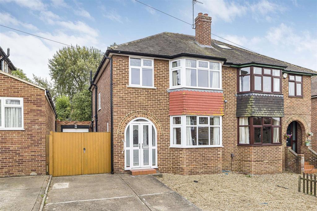 Chiltern Crescent, Earley, Reading 3 bed semidetached house £460,000