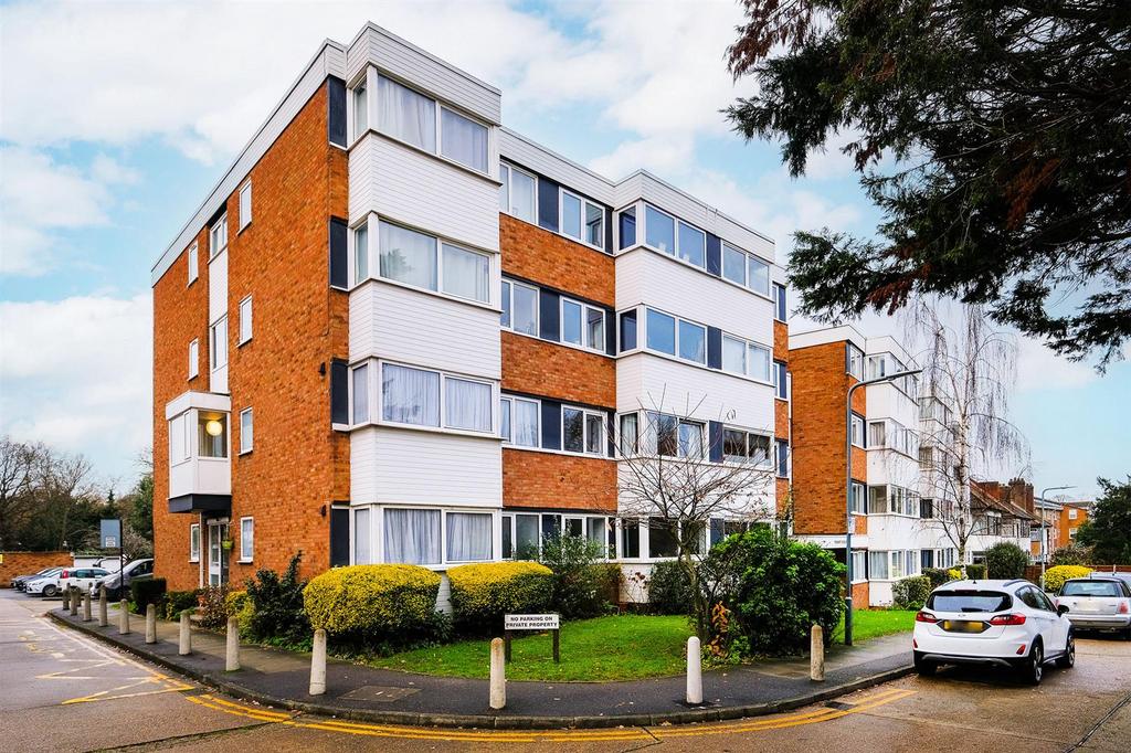 Trent Court, New Wanstead 2 bed apartment for sale £425,000