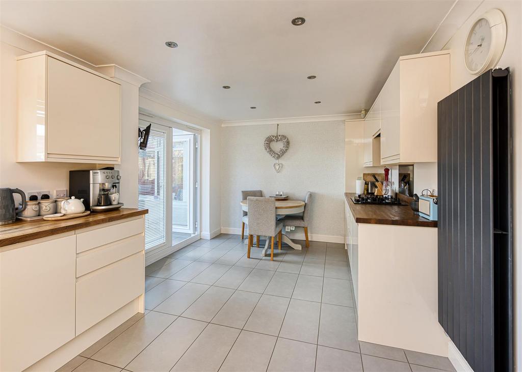 17 Holendene Way-kitchen1.jpg