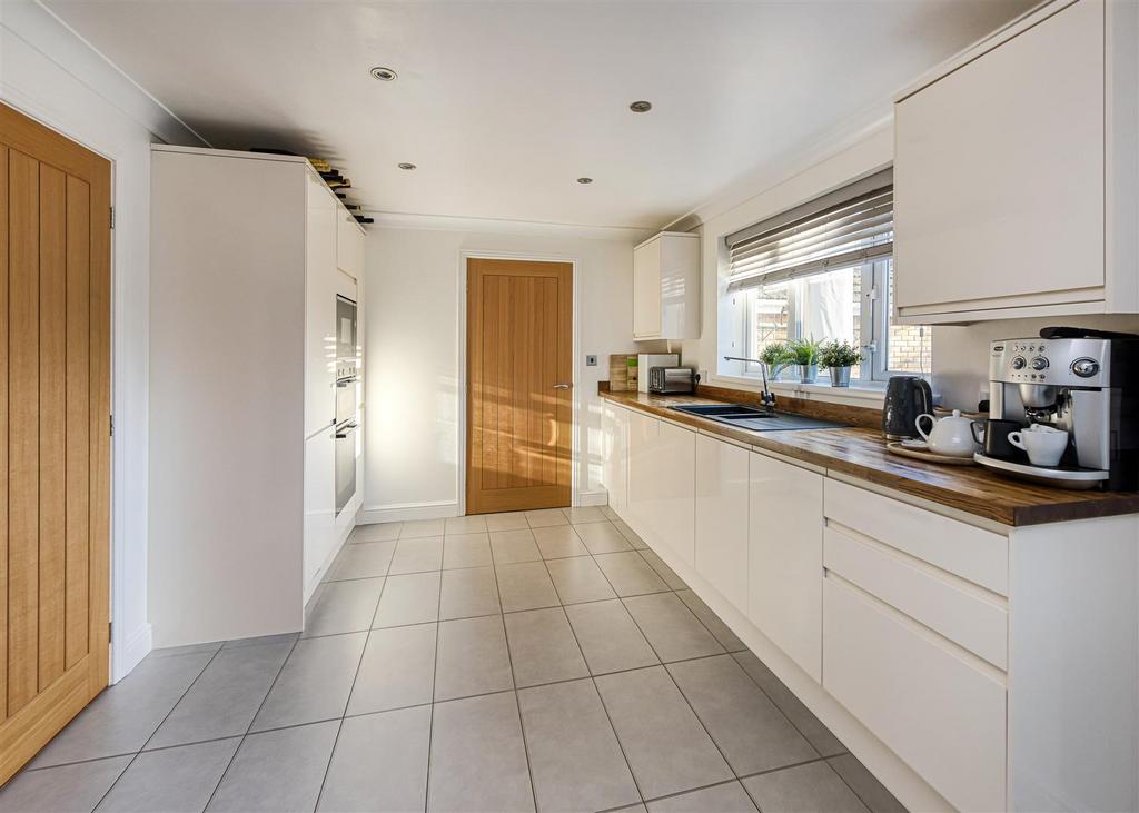 17 Holendene Way-kitchen4.jpg