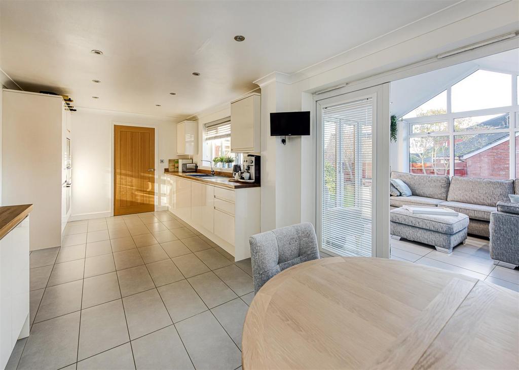 17 Holendene Way-kitchen3.jpg