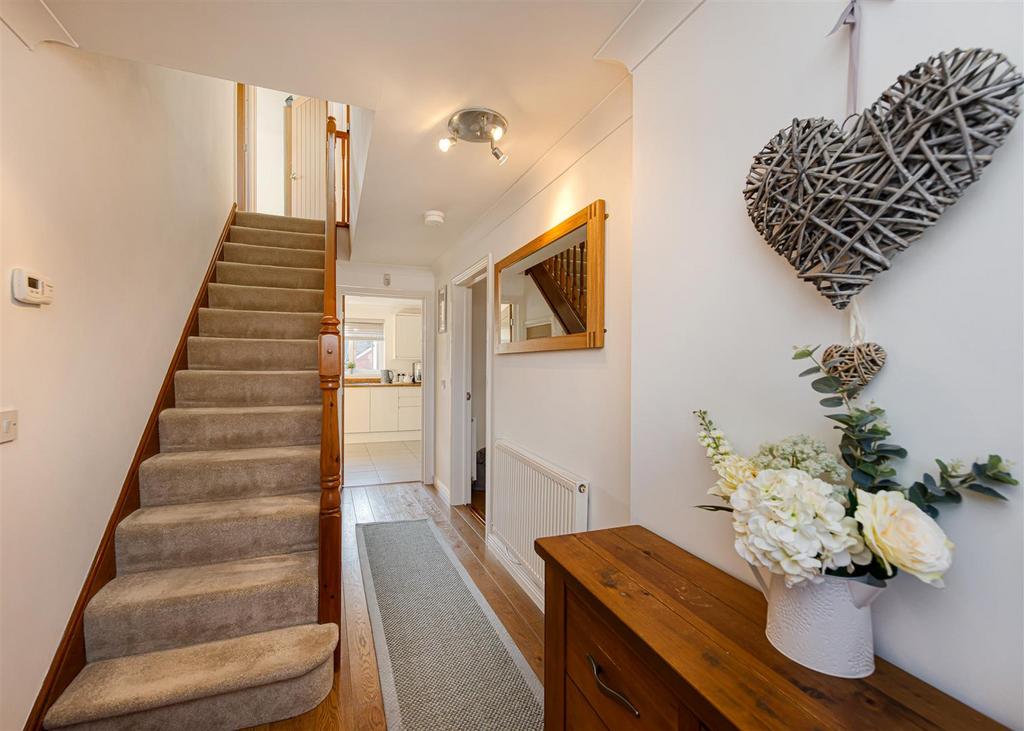 17 Holendene Way-hall2.jpg