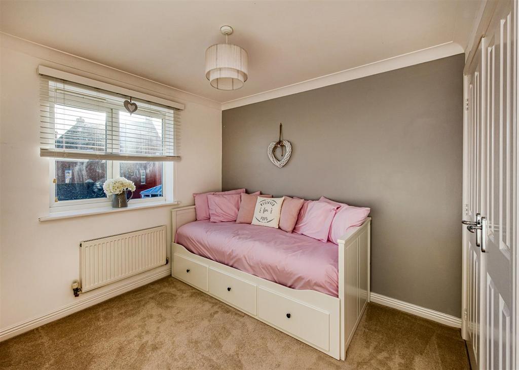 17 Holendene Way-bed3.jpg