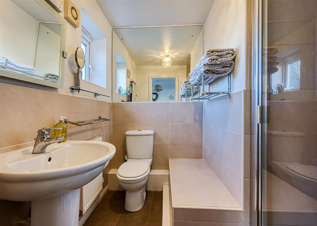 17 Holendene Way-bed1 ensuite.jpg