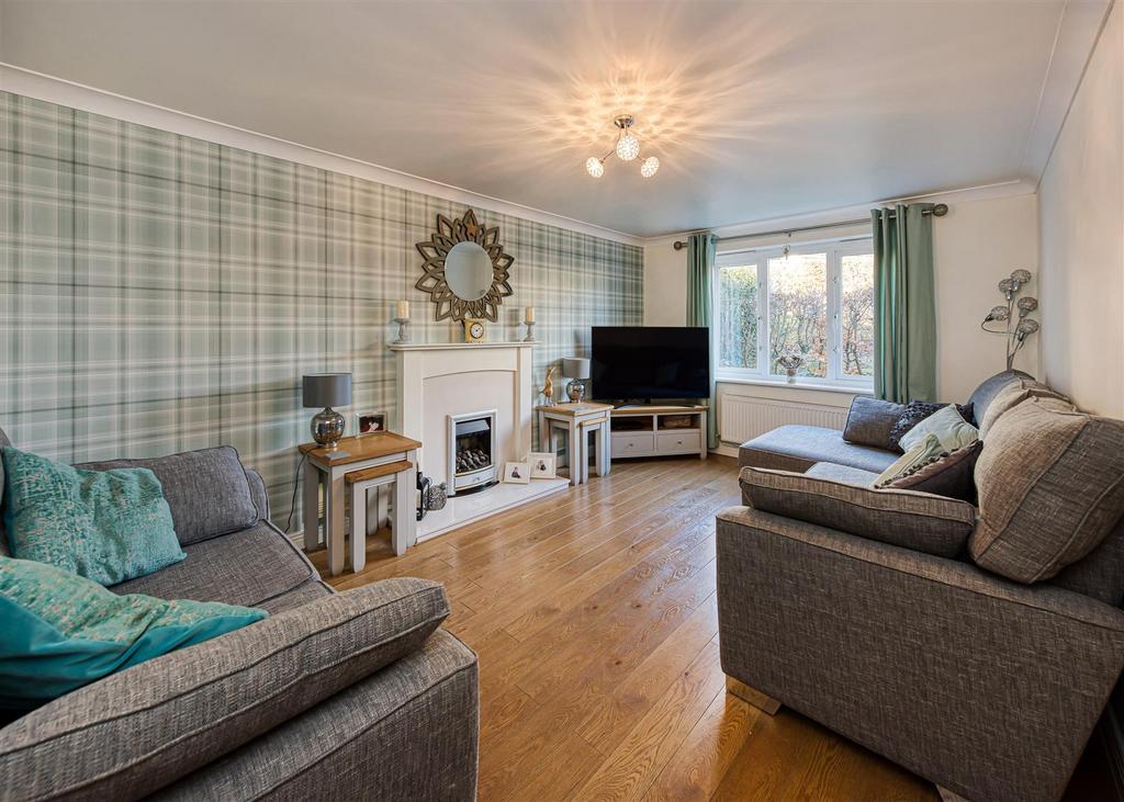 17 Holendene Way-living.jpg