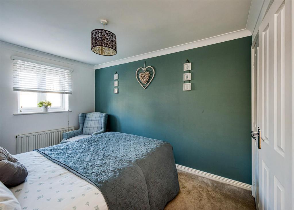 17 Holendene Way-bed2.jpg