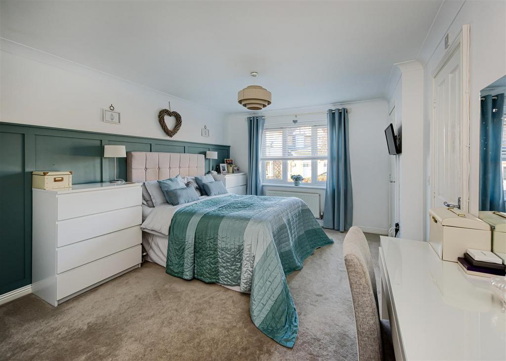 17 Holendene Way-bed1a.jpg
