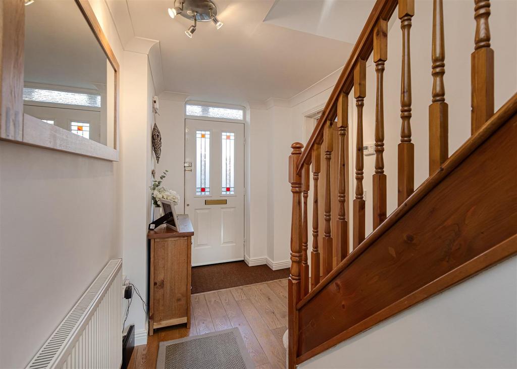 17 Holendene Way-hall1.jpg