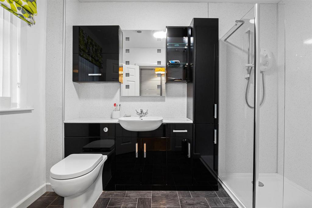 Desford - En-suite (brochure).jpg