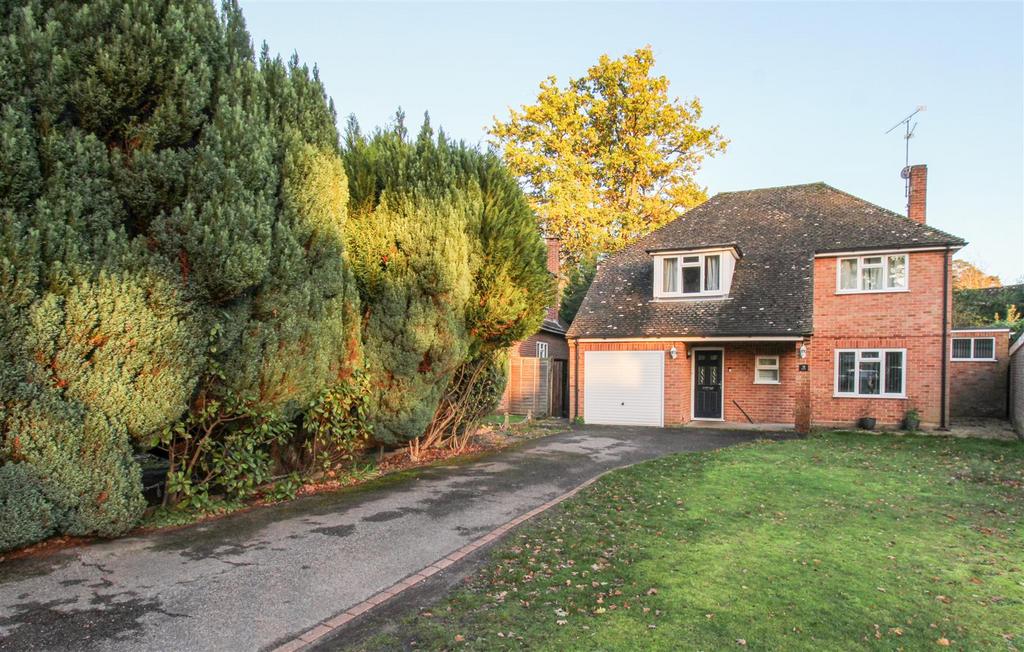 Silverdale, Fleet GU52 4 bed detached house for sale £800,000