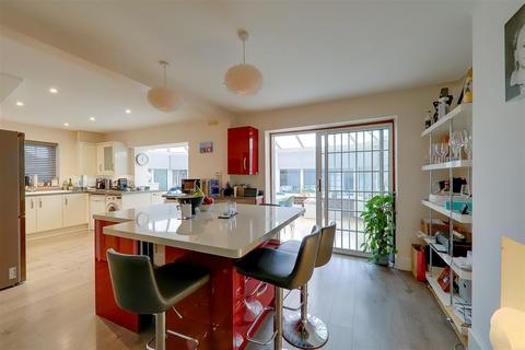 5 Rectory Gardens, Worthing, BN14 7TE