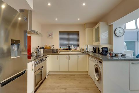 5 Rectory Gardens, Worthing, BN14 7TE