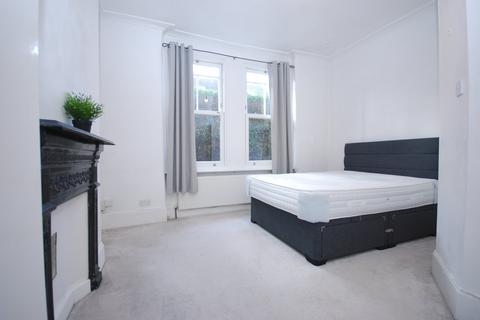 2 bedroom flat to rent, Coverton Road, Tooting Broadway SW17