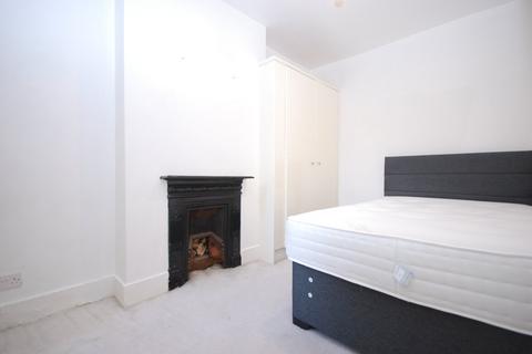 2 bedroom flat to rent, Coverton Road, Tooting Broadway SW17