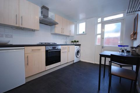 2 bedroom flat to rent, Coverton Road, Tooting Broadway SW17