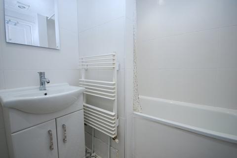 2 bedroom flat to rent, Coverton Road, Tooting Broadway SW17
