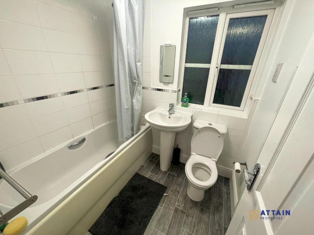 Bathroom middle floor.jpg