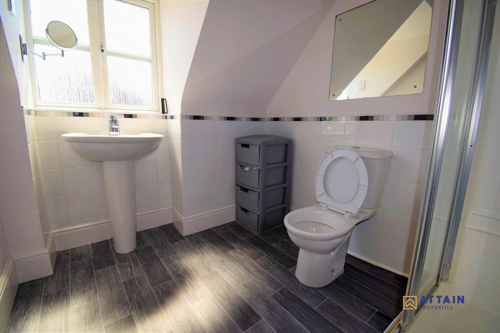 Bathroom top floor.jpg