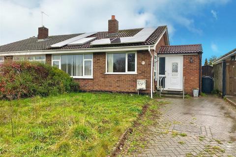 2 bedroom bungalow for sale - Chedgrave Road, South Oulton Broad, Lowestoft, Suffolk, NR33