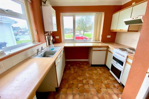 2 bedroom bungalow for sale - Chedgrave Road, South Oulton Broad, Lowestoft, Suffolk, NR33
