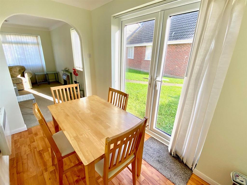 Kessingland Cottages, Kessingland 2 bed chalet for sale £130,000