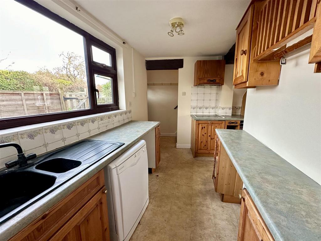 Kitchen woth rear aspect.JPEG