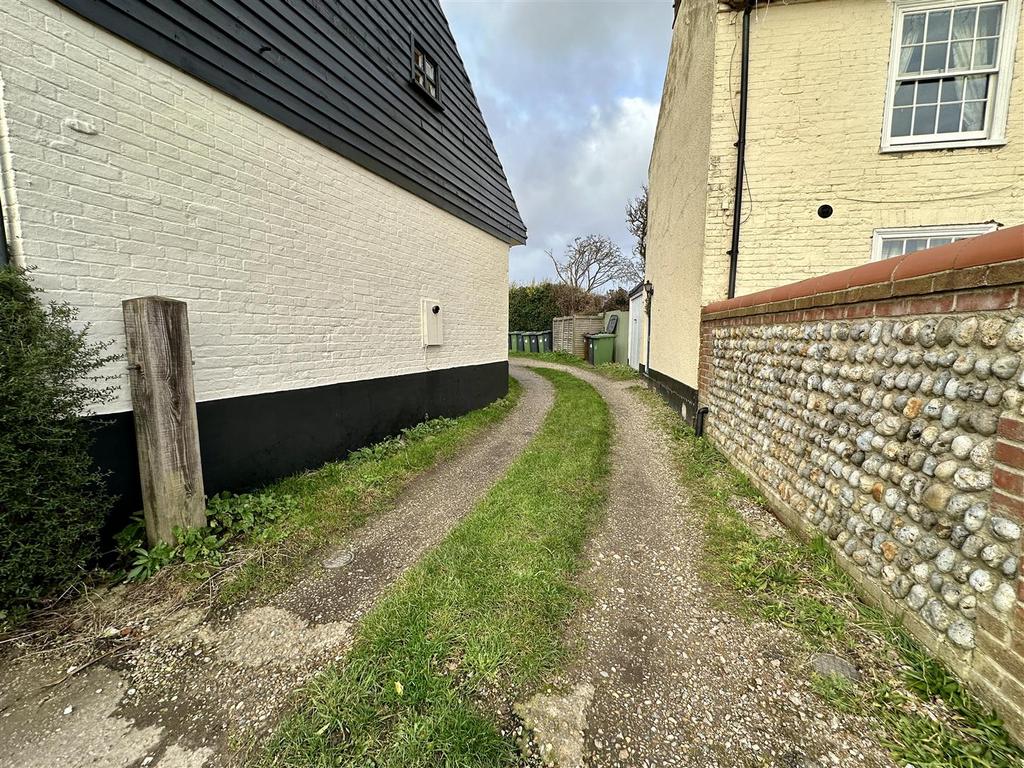 Access to the rear of the property.JPEG