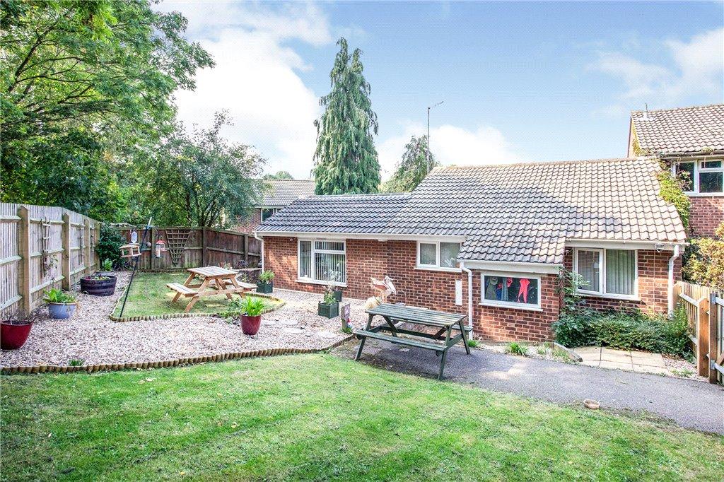 Meadow Gardens, Buckingham, Buckinghamshire 2 bed bungalow for sale £