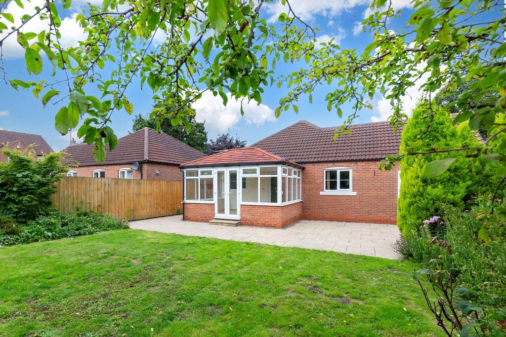 1 Swales Drive, Market Weighton,YO43 3BF 3 bed detached bungalow for sale £330,000