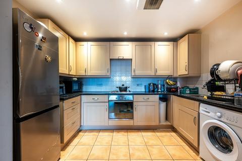 2 bedroom flat for sale, Buckingham Avenue, Slough