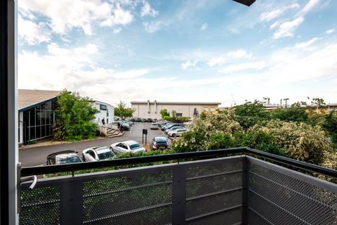 2 bedroom flat for sale, Buckingham Avenue, Slough