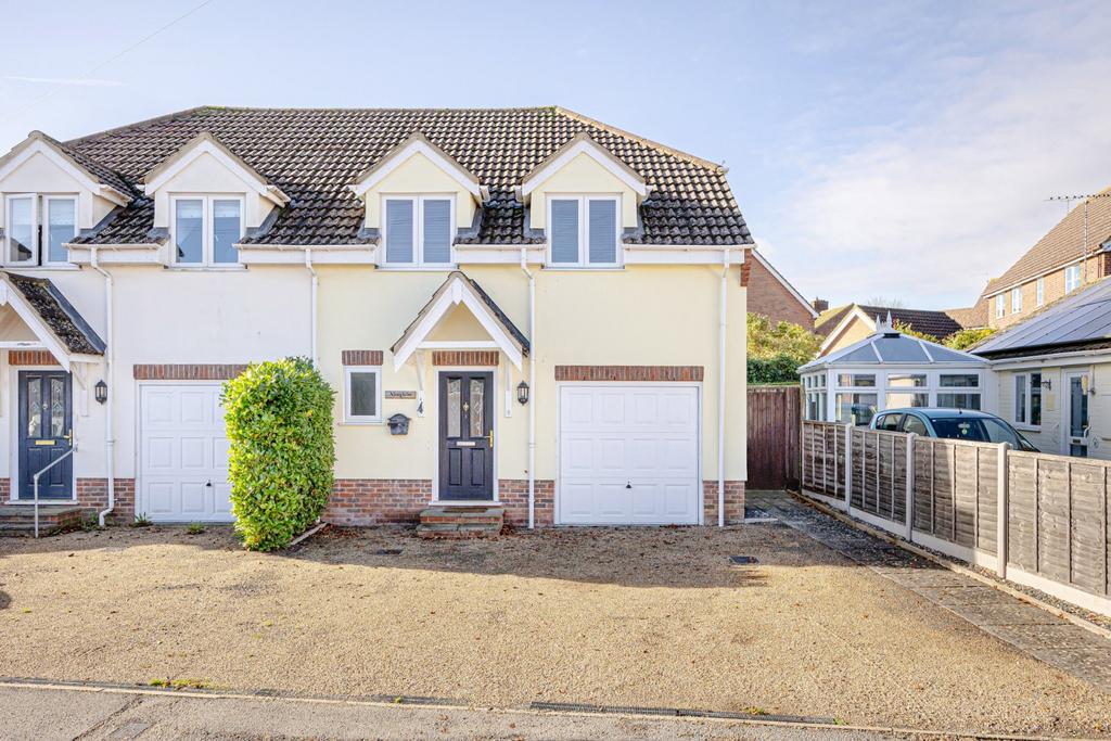 Robin Hood Road, Elsenham, Stortford, Essex, CM22 3 bed semi